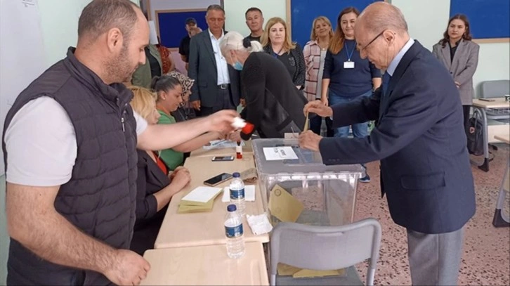 10. Cumhurbaşkanı Ahmet Necdet Sezer oyunu Ankara'da kullandı