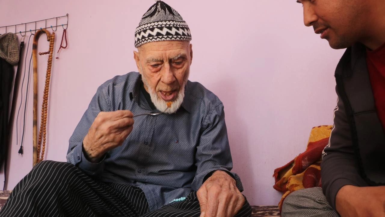 103 yaşındaki Beşir dede, hastane yüzü görmedi: Yıllara meydan okuyor