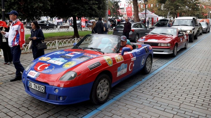 17. Doğu-Batı Dostluk Rallisi'nin startı Sultanahmet Meydanı'nda verildi