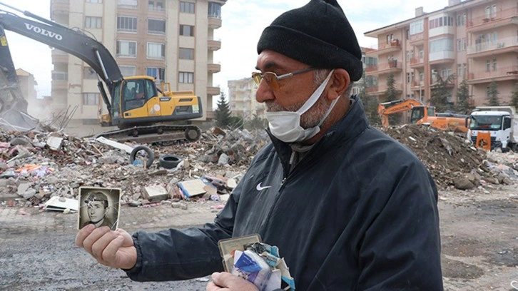 25 yıl oturduğu binanın enkazında hatıra fotoğrafları arıyor