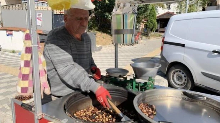 36 yıldır sokaklarda kestane satarak geçimini sağlıyor