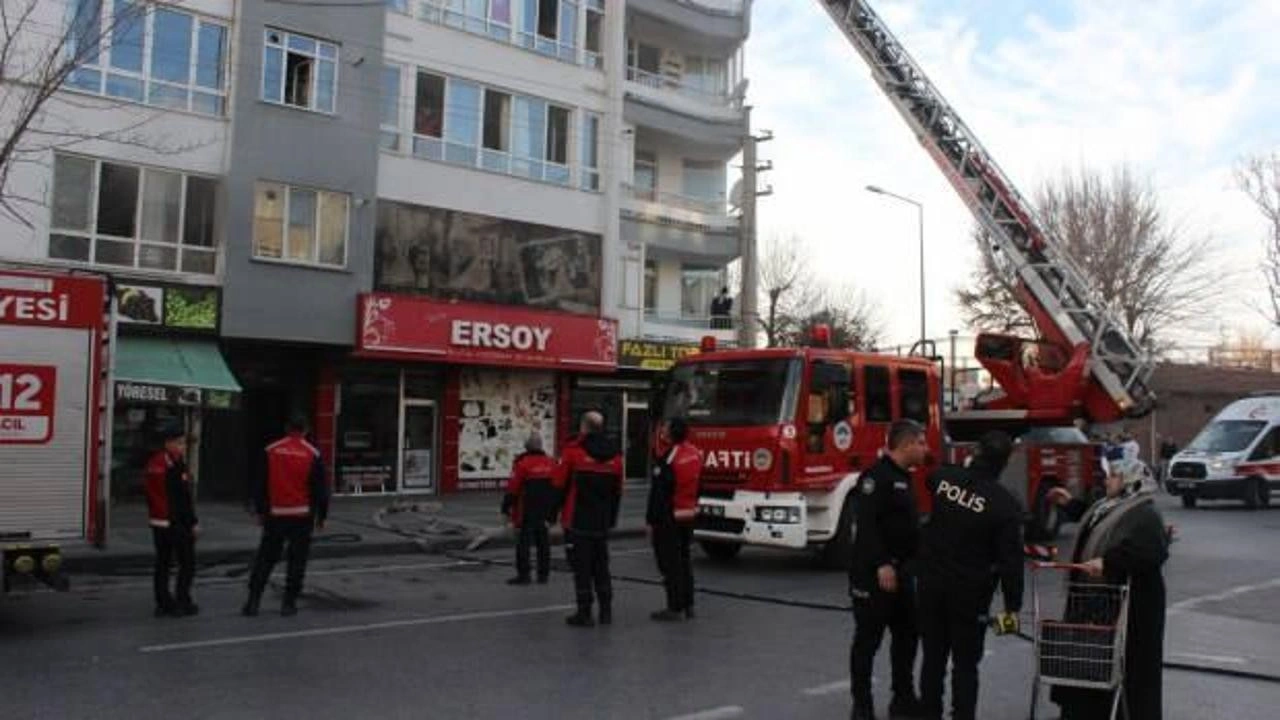 4 katlı binada yangın paniği: Kurtarılmayı beklediler!