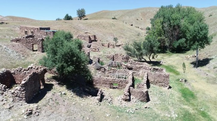 42 yıl önce terk edilen gizemli köy! Geçmişini öğrenen kazmayı küreği alıp geliyor