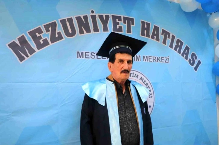 72 yaşındaki emekli komiser lise diploması aldı