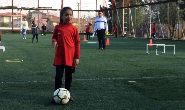 8 yaşındaki otizmli Ela'nın tek hayali yeşil sahada ter dökmek