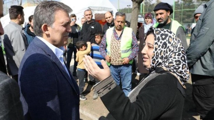 Abdullah Gül 18. günde deprem bölgesinde! Yanındaki AK Partili isim dikkat çekti