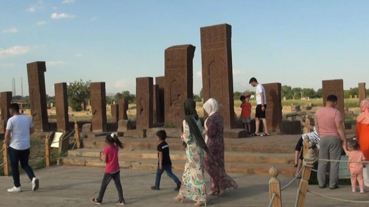 Açık hava müzesi Ahlat’ta bayram yoğunluğu yaşanıyor