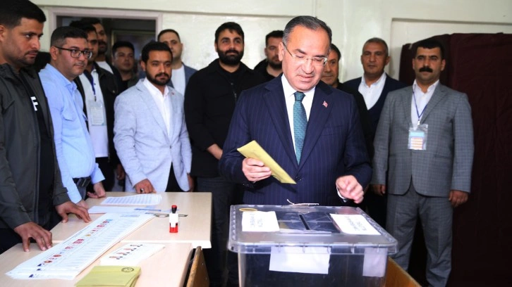 Adalet Bakanı Bozdağ, Şanlıurfa'da oyunu kullandı: Şimdiden hayırlı olsun