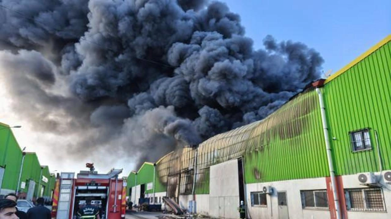 Adana'da geri dönüşüm tesisinde korkutan yangın! Gökyüzü simsiyah oldu