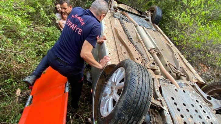 Adana'da yoldan çıkan otomobil devrildi: 7 yaralı