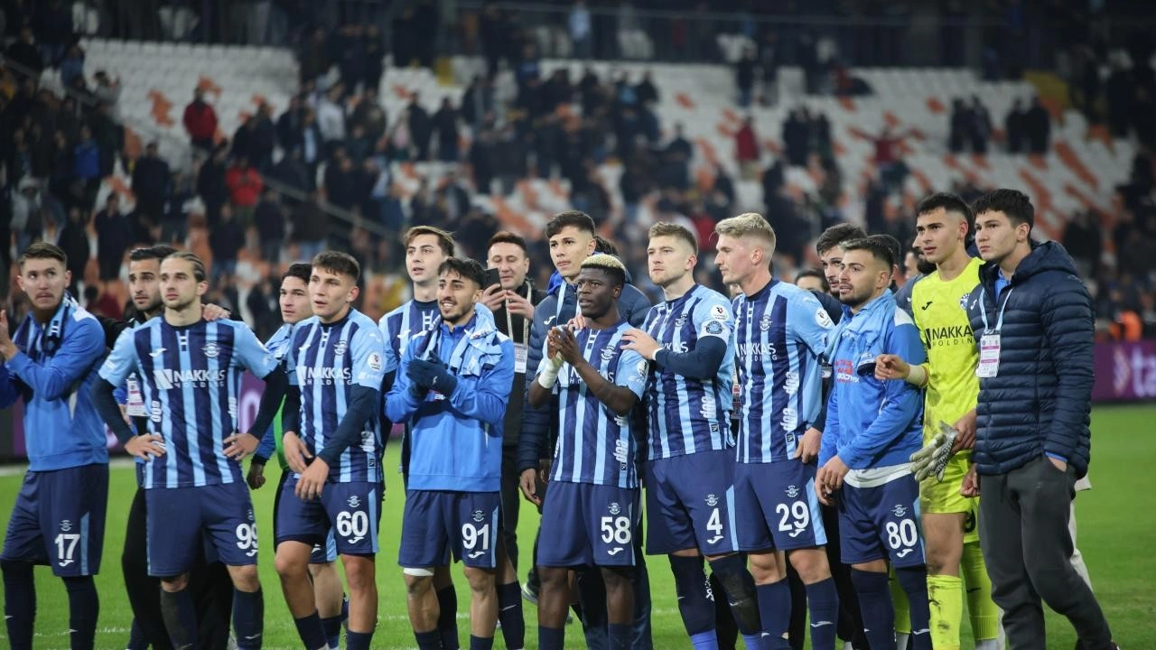 Adana Demirspor ilk galibiyetini coşkuyla kutladı