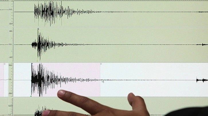 Adana sallandı! Panik yaratan deprem AFAD duyurdu