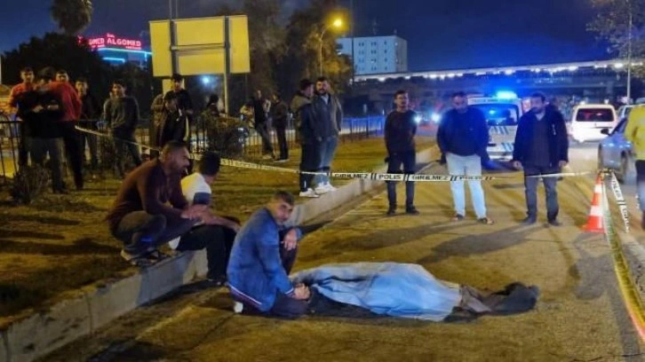 Adana’da acı olay! Otomobil çarpmasıyla ölen ağabeyinin elini bir an bile bırakmadı