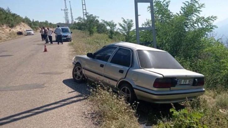 Adana'da otomobil elektrik direğine çarptı: 1 ölü 5 yaralı