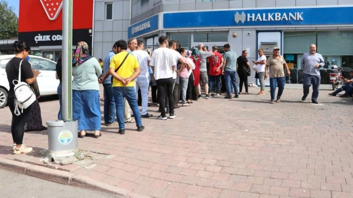 Adana'da sosyal konut başvurusu kuyruğu uzadıkça uzadı