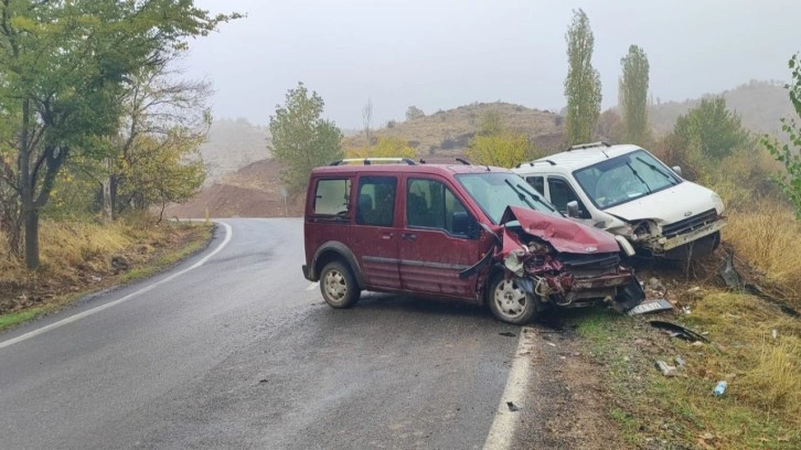 Adıyaman Gölbaşı'nda iki ticari araç çarpıştı, 9 kişi yaralandı