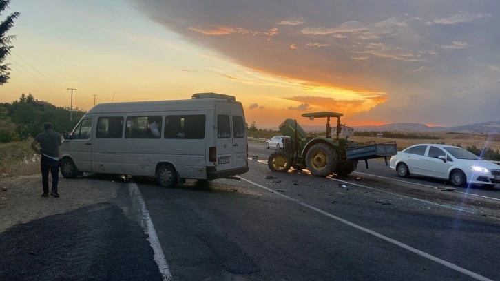 Adıyaman'da feci kaza! Minibüs ile traktör birbirine girdi: 5 yaralı