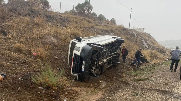 Adıyaman'da minibüs şarampole devrildi, 2 kişi yaralandı