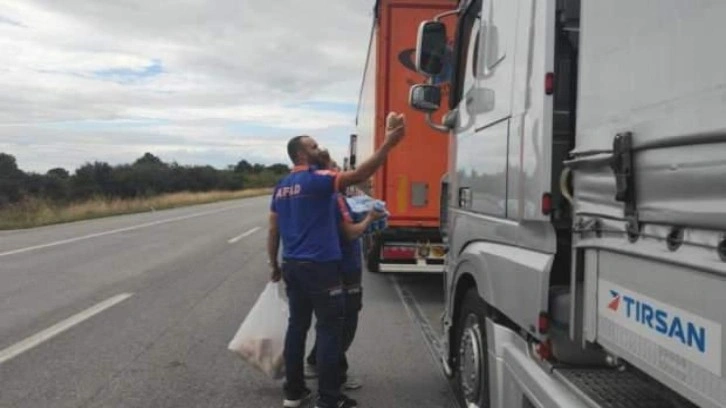 AFAD, gümrükte bekleyen tır sürücülerini yalnız bırakmadı