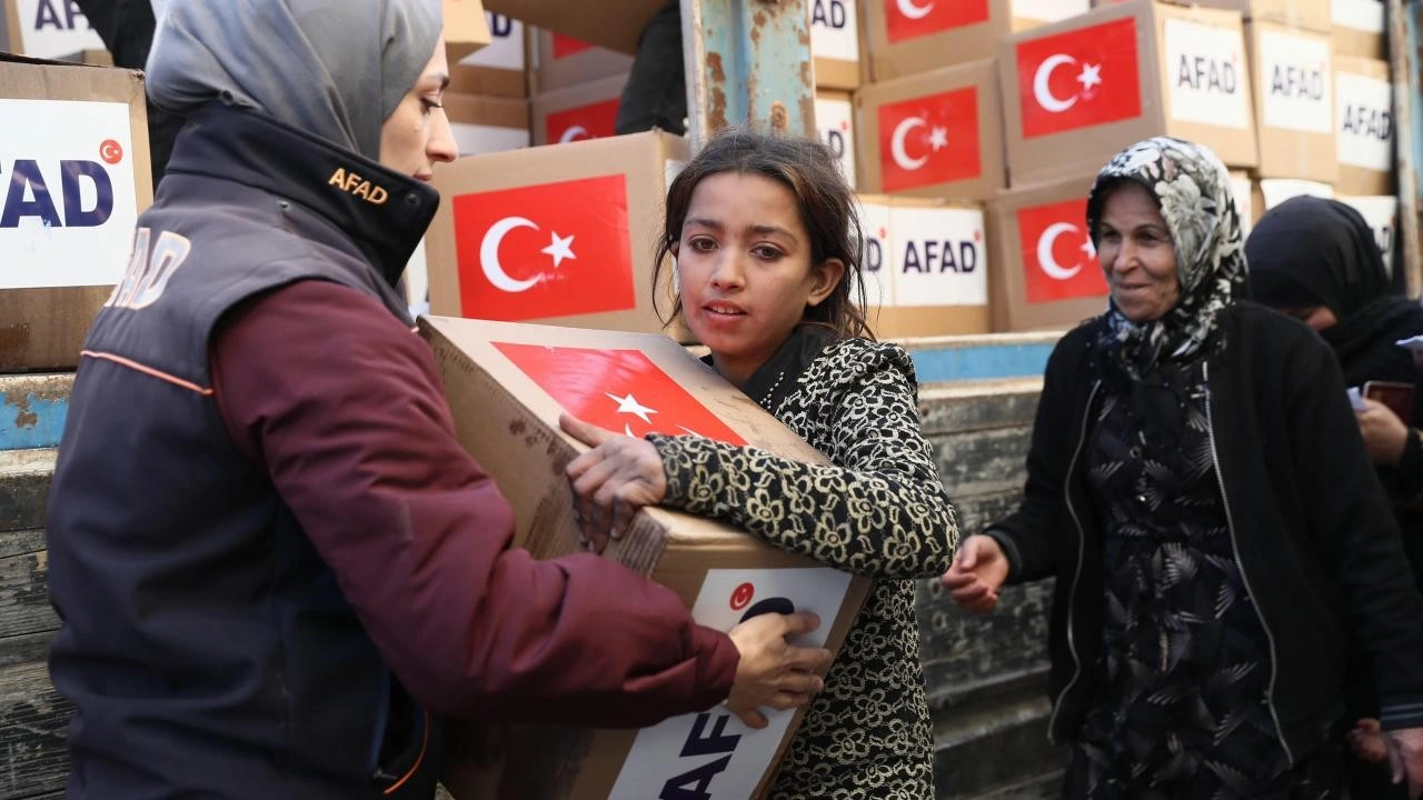 AFAD, terörden kurtarılan Münbiç'te gıda kolisi dağıttı