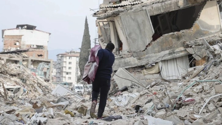 Afet bölgesindeki adli tıp uzmanlarından vahim açıklama! 5 bin kişi kimliksiz defnedildi