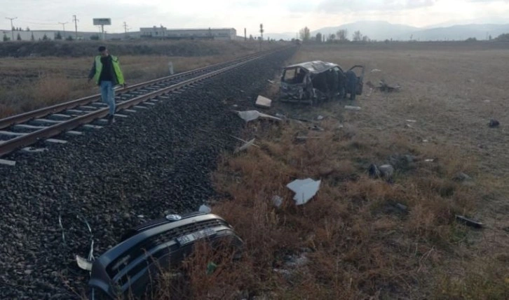 Afyon'da tren, hemzemin geçitte minibüse çarptı: 2 yaralı