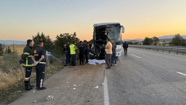 Afyonkarahisar'da yolcu otobüsüyle kamyon çarpıştı ölü ve yaralılar var