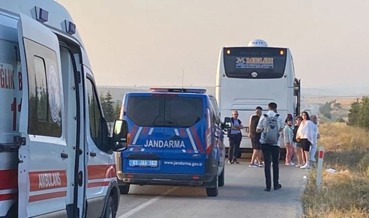 Afyonkarahisar'da emniyet şeridindeki TIR'a otobüs ve kamyon çarptı: 2 ölü, 5 yaralı