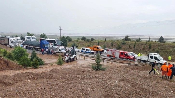 Afyonkarahisar'da heyelan! Araçlar toprak altında kaldı: 1 ölü, 1 yaralı