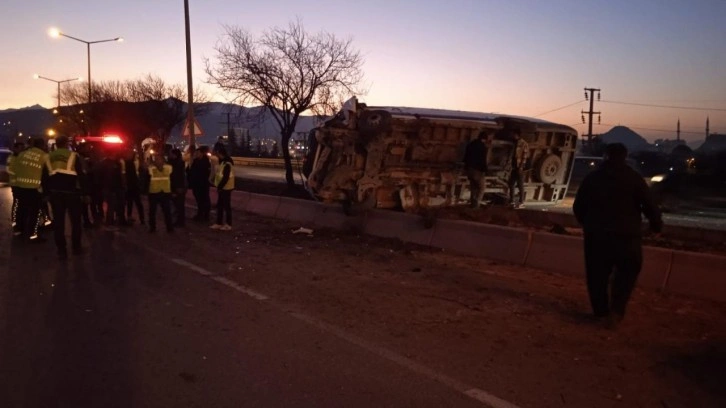 Afyonkarahisar’da işçi servisi refüje devrildi: 12 yaralı