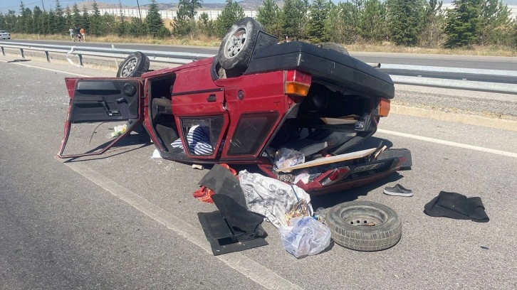 Afyonkarahisar'da korkunç kaza! Bariyerlere çarpıp taklalar attı: 3 yaralı