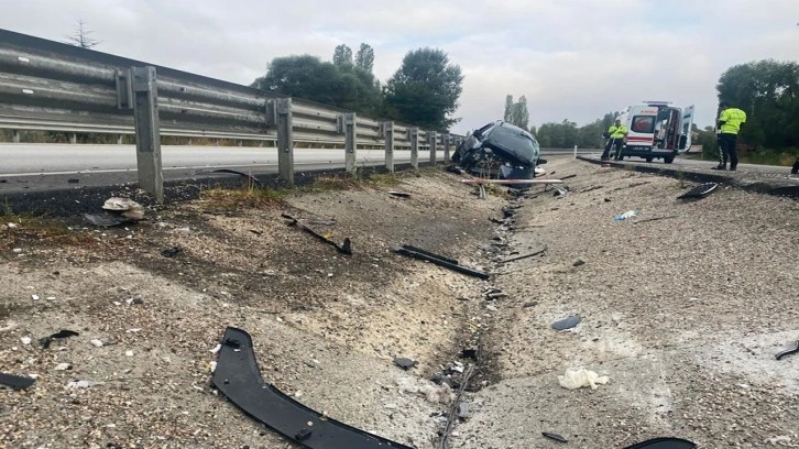 Afyonkarahisar'da refuje girip bariyerlere çarpan araçta 24 yaşındaki genç yaşamını yitirdi