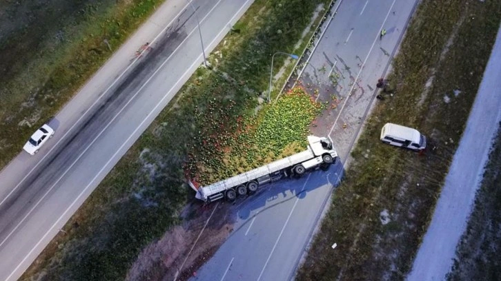 Afyonkarahisar’da tır devrildi, 24 ton karpuz ziyan oldu! Karayolu tek yönlü ulaşıma kapandı...