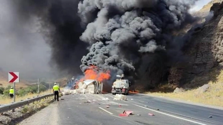 Ağrı'da çarpışan TIR ile kamyon alev aldı; yol ulaşıma kapandı