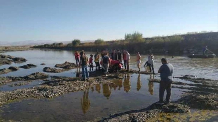 Ağrı'da dereye giren iki kardeş boğuldu