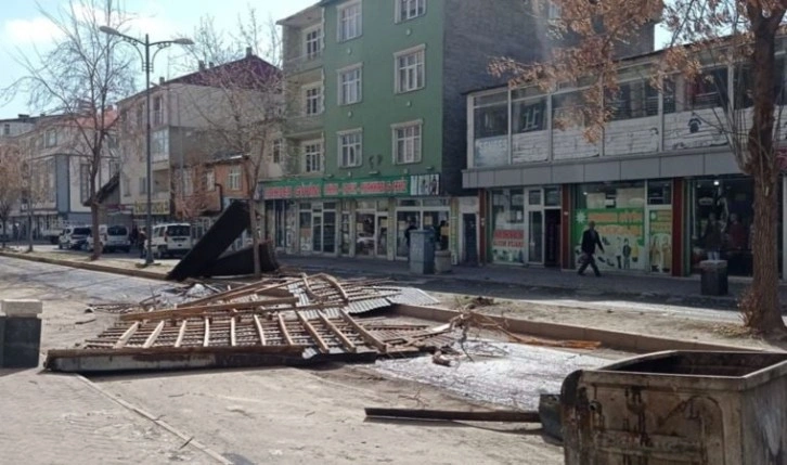 Ağrı'da fırtınada ağaç devrildi: 7 öğrenci yaralandı