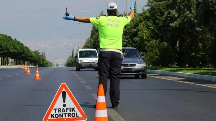 Ağrı'da şüpheli araçtan sahte para ve silahlar çıktı