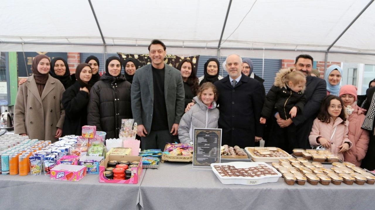 AK Parti MKYK üyesi Mesut Özil, Almanya'da gençlerle sahur programına katıldı