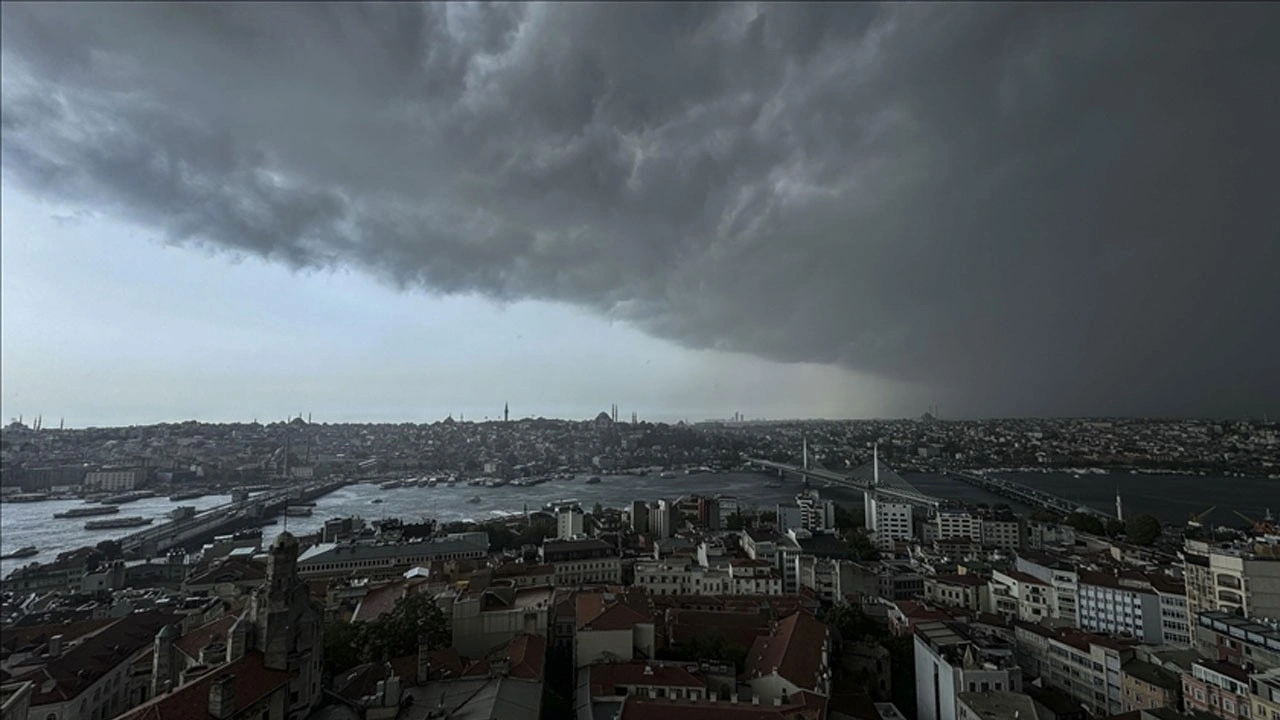 AKOM saat verdi! İstanbul için kuvvetli sağanak ve fırtına uyarısı