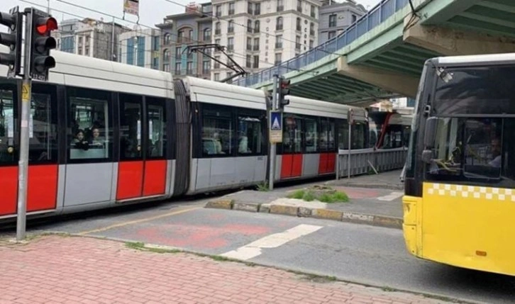 Aksaray'da korkutan kaza: İETT otobüsü tramvaya çarptı!