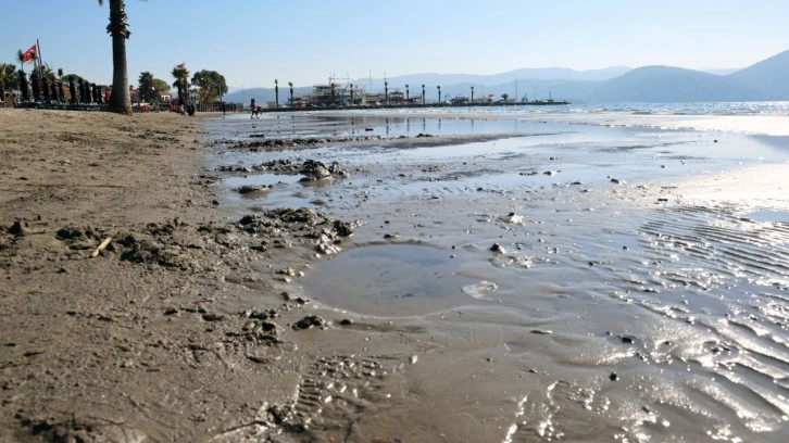 Akyaka'da deniz suyu 10 metre çekildi