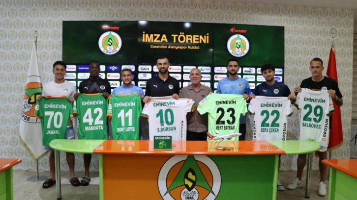 Alanyaspor'dan toplu imza töreni