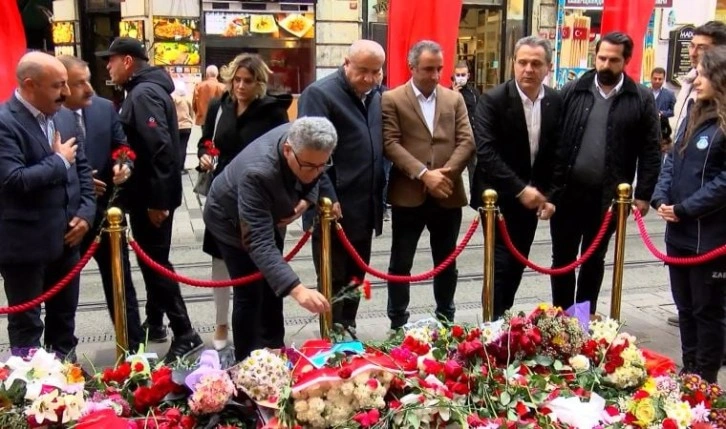 Alevi dernekleri üyeleri, İstiklal Caddesi'ndeki saldırı noktasına karanfil bıraktı