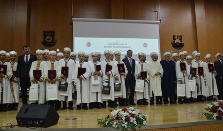 Ali Erbaş, bağı olmadığını öne sürdüğü Reisülkurra Mustafa Demirkan'la törende yan yana geldi