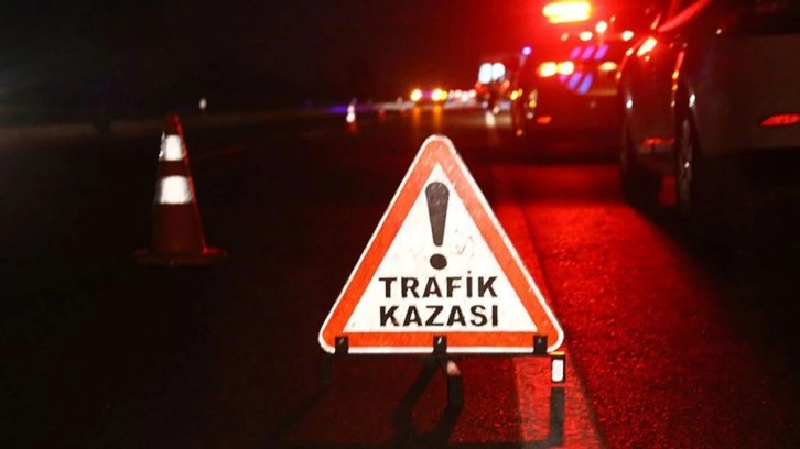 Alkollü sürücü yol ayrımındaki direğe çarptı