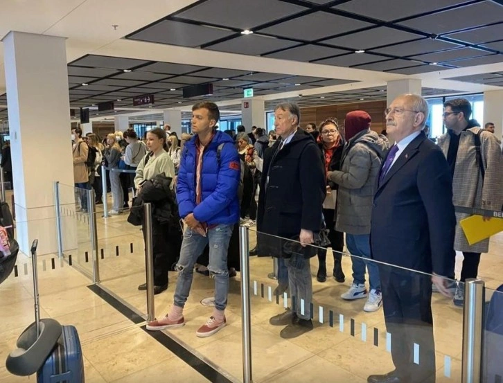 Almanya'ya giden Kılıçdaroğlu pasaport kuyruğunda görüntülendi