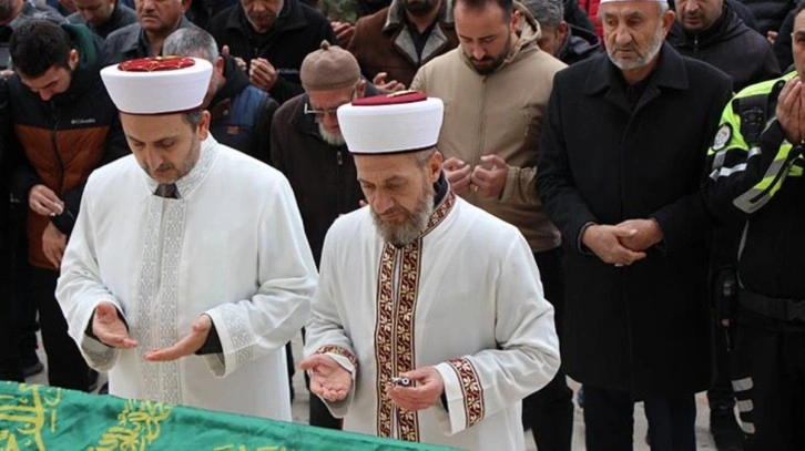 Amasya'da bıçaklanarak öldürülen gencin cenaze namazını imam babası kıldırdı