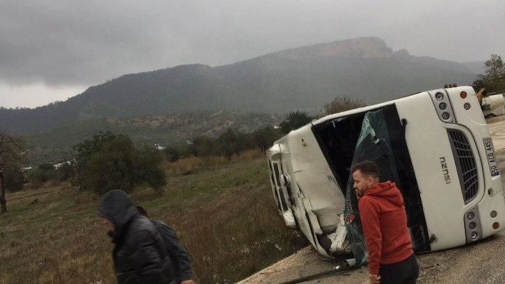 Ambulansa arkadan çarpan otobüs devrildi