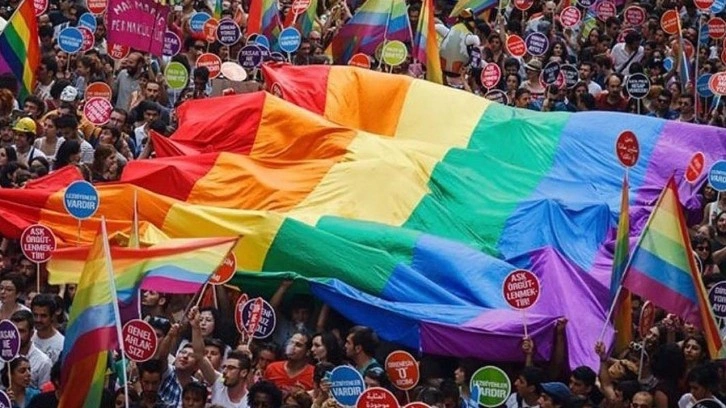 Amsterdam Belediyesi'nden camilere LGBT baskısı