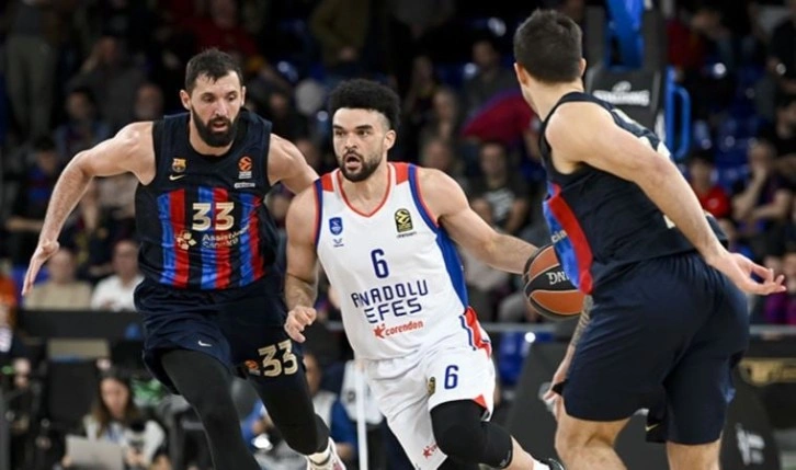 Anadolu Efes, İspanya'dan zaferle dönüyor! Barcelona: 75 - Anadolu Efes: 80